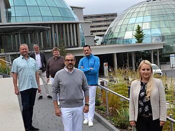 Blickten zurück und voraus in Bezug auf die Corona-Lage am Rhön-Klinikum Campus. Im Bild (vordere Reihe) Dr. Hassan Soda, Chefarzt Klinik für Akutneurologie und Intensivmedizin, und Stefanie Straub (Kaufmännische Direktorin), (mittlere Reihe) Lothar Kesselring (Pflegedienstleitung) und Dr. Michael Schneider, Chefarzt Zentrale Notaufnahme, sowie (hinten) Prof. Dr. Bernd Griewing, Vorstand Rhön-Klinikum AG, und Dr. Michael Dinkel, Chefarzt Anästhesie und Intensivmedizin. Foto: Rhön-Klinikum Cam...