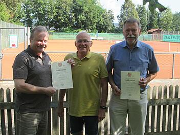 Vorsitzender Egon Schaub-Römisch (l.) zeichnete die langjährigen TG-Mitglieder Hans Schönau und Alfred Hagemann (v. l.) mit Gold und Silber aus.      Foto: Winfried Ehling