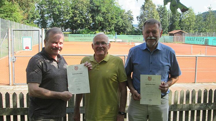 Vorsitzender Egon Schaub-Römisch (l.) zeichnete die langjährigen TG-Mitglieder Hans Schönau und Alfred Hagemann (v. l.) mit Gold und Silber aus.      Foto: Winfried Ehling