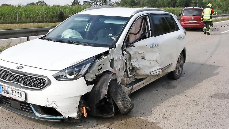 Der Kia der 84-j&auml;hrigen Geisterfahrerin wurde durch den Unfall stark besch&auml;digt.