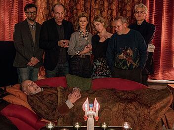 Sie wollen nach dem Tod des Vaters und Schwiegervaters (Peter Maertens, liegend) retten, was zu retten ist, von links: Uli (Michael Rotschopf), Lindas Ehemann Fred (Herbert Knaup), Linda (Leslie Malton), Ulis Ehefrau Franziska (Brigitte Zeh), Joschi (Joachim Król) und Jakob (Dominic Raacke).