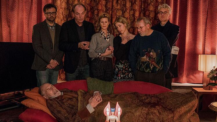 Sie wollen nach dem Tod des Vaters und Schwiegervaters (Peter Maertens, liegend) retten, was zu retten ist, von links: Uli (Michael Rotschopf), Lindas Ehemann Fred (Herbert Knaup), Linda (Leslie Malton), Ulis Ehefrau Franziska (Brigitte Zeh), Joschi (Joachim Król) und Jakob (Dominic Raacke).