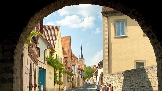 bzw. der Hauptstra&szlig;e im S&uuml;dosten des Dorfes.  Sommerach Sommerach | Fr&auml;nkisches Weinland Bildnummer: fwl_2436 &copy; Fr&auml;nkisches Weinland Tourismus / FrankenTourismus / Hub