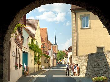 bzw. der Hauptstraße im Südosten des Dorfes.  Sommerach Sommerach | Fränkisches Weinland Bildnummer: fwl_2436 © Fränkisches Weinland Tourismus / FrankenTourismus / Hub