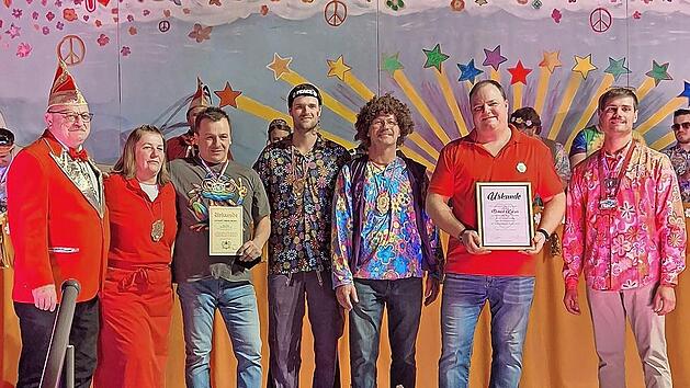 Das Bild zeigt die Geehrten (von links): Rainer Kaiser (Ordenskanzler der Faschingsfreunde Aura), Nadja Kaiser (Verbandsorden), Roger Fischer (Verdienstorden), Dominik Graser u. Reinhold Schaupp (Verbandsorden), 1. Vorstand Daniel Kaiser (Verdiens...