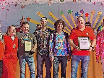 Das Bild zeigt die Geehrten (von links): Rainer Kaiser (Ordenskanzler der Faschingsfreunde Aura), Nadja Kaiser (Verbandsorden), Roger Fischer (Verdienstorden), Dominik Graser u. Reinhold Schaupp (Verbandsorden), 1. Vorstand Daniel Kaiser (Verdiens...