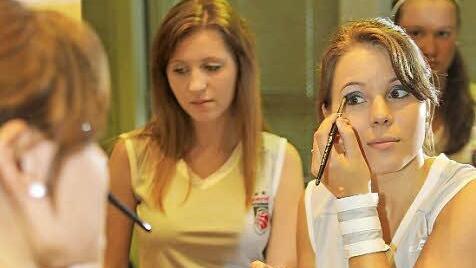 Christina Ullmann schminkt aich vor dem gro&szlig;en Auftritt