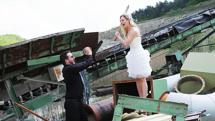 Hochzeit auf dem Schrottplatz - warum nicht? Ein Hingucker sind solche Bilder allemal. Foto: Promedia