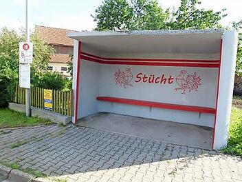 Das renovierte Wartehäuschen am Ortsrand von Stücht mit dem Markenzeichen, dem Gockel Foto: Georg Wolf