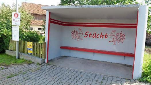 Das renovierte Wartehäuschen am Ortsrand von Stücht mit dem Markenzeichen, dem Gockel Foto: Georg Wolf
