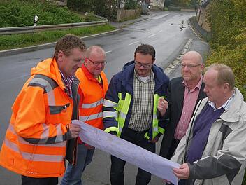 Hatten gestern auf der Gleußener Ortsdurchfahrt noch jede Menge zu bereden (von links): Harald Schnappauf, Wolfgang Müller (Bauaufsicht Staatliches Bauamt), Timo Sommerluksch, Dieter Scherbel und Werner Thomas. Foto: Berthold Köhler