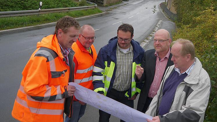 Hatten gestern auf der Gleußener Ortsdurchfahrt noch jede Menge zu bereden (von links): Harald Schnappauf, Wolfgang Müller (Bauaufsicht Staatliches Bauamt), Timo Sommerluksch, Dieter Scherbel und Werner Thomas. Foto: Berthold Köhler