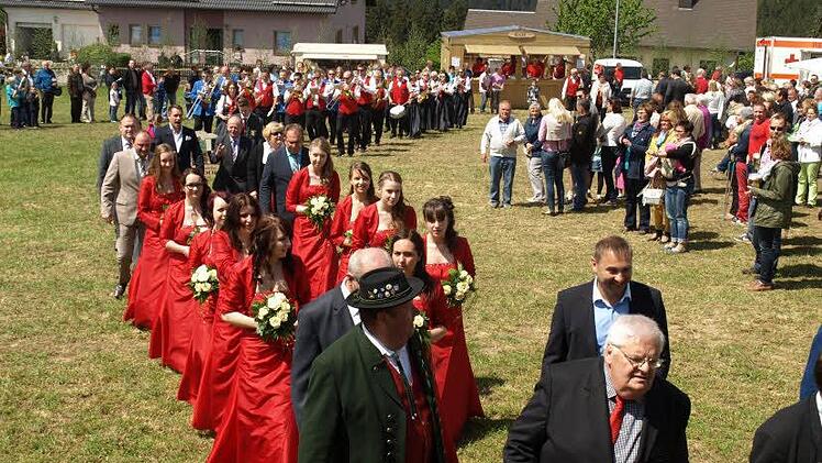 Einzug auf die Festwiese - Prominente, die Ehrendamen und der Musikverein Kasendorf gehen voraus. Foto: Susanne Deuerling