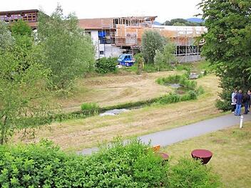 84 Meter sind zu überbrücken - der Bademantelgang wird vom ersten Stock des Kurhotels über den Lauterbach hinweg ins Thermalbad führen. Dort dockt der Gang direkt am derzeit neu errichteten Umkleidetrakt an. Im Hintergrund ist die Baustelle des neuen Traktes der Therme zu sehen.