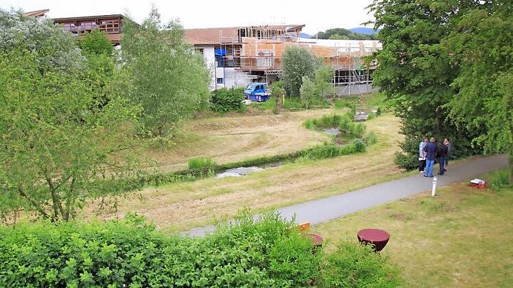84 Meter sind zu überbrücken - der Bademantelgang wird vom ersten Stock des Kurhotels über den Lauterbach hinweg ins Thermalbad führen. Dort dockt der Gang direkt am derzeit neu errichteten Umkleidetrakt an. Im Hintergrund ist die Baustelle des neuen Traktes der Therme zu sehen.