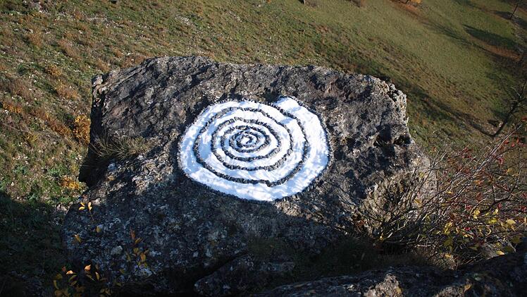 "Versuchung" - auf einer Felsklippe des Staffelbergs Foto: Hubert Kolling