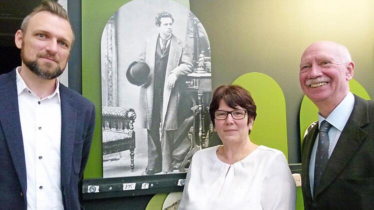 Porzellanikon-Direktor Wilhelm Siemen (rechts) mit den Kuratoren Petra Werner und Thomas Miltschus vor einem Foto von Senior Philipp Rosenthal.