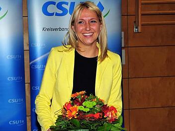 Silke Launert ist die strahlende Siegerin der CSU-Nominierung in Waischenfeld. Die 39-jährige Juristin wurde als Kandidatin für den Wahlkreis Bayreuth-Forchheim bestimmt. Foto: Stephan Herbert Fuchs