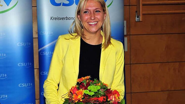 Silke Launert ist die strahlende Siegerin der CSU-Nominierung in Waischenfeld. Die 39-jährige Juristin wurde als Kandidatin für den Wahlkreis Bayreuth-Forchheim bestimmt. Foto: Stephan Herbert Fuchs