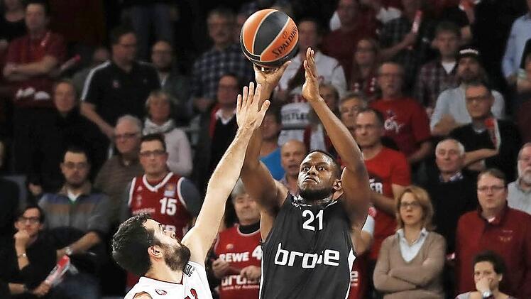 Mit der Halbzeitsirene versenkt Darius Miller diesen Dreier aus der Ecke gegen Krunoslav Simon.