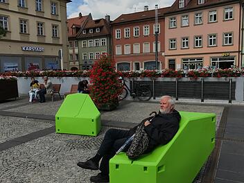 Giftiges Grün auf dem Maxplatz: Zwei Designer-Sessel zieren die Fläche vor der Tiefgaragenabfahrt.  Foto: Ronald Rinklef