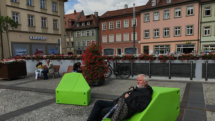 Giftiges Grün auf dem Maxplatz: Zwei Designer-Sessel zieren die Fläche vor der Tiefgaragenabfahrt.  Foto: Ronald Rinklef