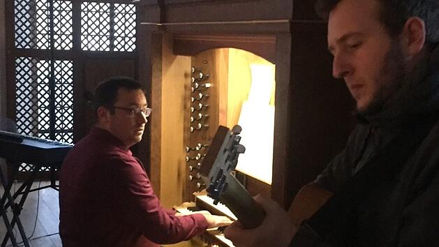 Steffen Link an der Orgel, Florian Homberg an der Gitarre. Foto: Regina Rinke