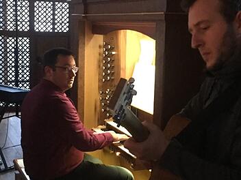 Steffen Link an der Orgel, Florian Homberg an der Gitarre. Foto: Regina Rinke
