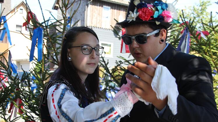 Umzug und Plantanz: Brauchtum wird in Kehlbach groß geschrieben. Wir zeigen Impressionen von der Trachtenkirchweih 2018. Foto: Veronika Schadeck