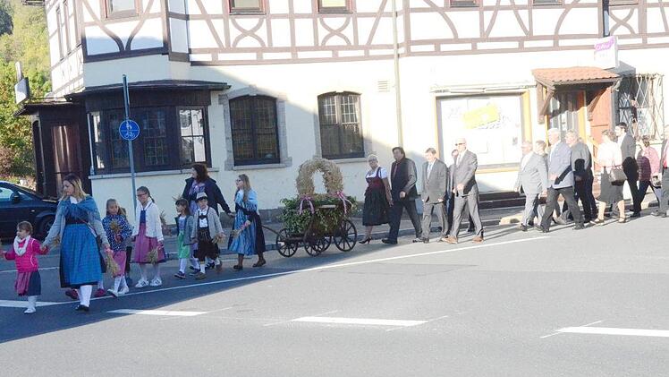 Die stattliche  Kirchenparade wurde von der Kindertanzgruppe der Volkstanzgruppe Welitsch mit dem Bollerwagen der Erntekrone angeführt. Es folgten Kommunalpolitiker und BBV-Bezirks-  und Kreisvorstandschaft.  K.- H. Hofmann