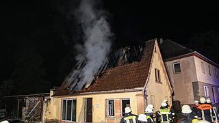 Aschbach: Während Renovierungsarbeiten - Dachstuhl in Flammen