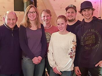 Das Vorstandsteam des "Brauchtums- und Dorfkulturverein Hegnabrunner Moggerla" (von links): Kassier Karl-Heinz Kuhmann, Vorsitzende Hannah Kreuzer, 2. Vorsitzender Ralf Pistor, Schriftführerin Magdalena Pistor, Öffentlichkeitsbeauftragter Nicolas Peter und Jugendbeauftragter Kilian Pistor Foto: Werner Reißaus