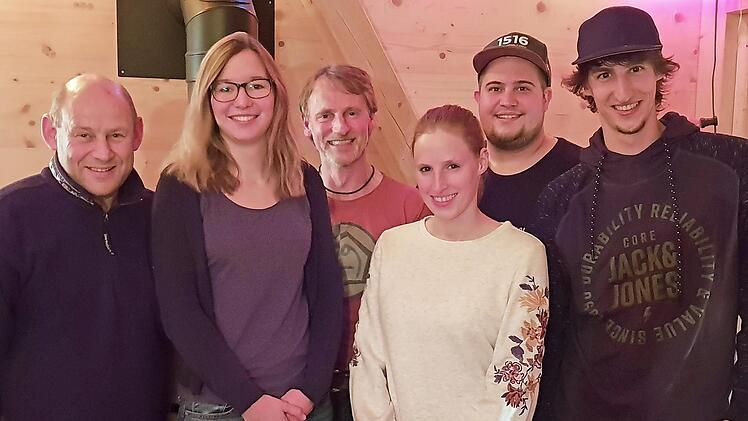Das Vorstandsteam des "Brauchtums- und Dorfkulturverein Hegnabrunner Moggerla" (von links): Kassier Karl-Heinz Kuhmann, Vorsitzende Hannah Kreuzer, 2. Vorsitzender Ralf Pistor, Schriftführerin Magdalena Pistor, Öffentlichkeitsbeauftragter Nicolas Peter und Jugendbeauftragter Kilian Pistor Foto: Werner Reißaus