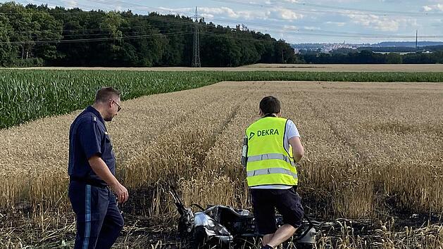 T&ouml;dlicher Unfall: Auto und Motorrad brennen nach Kollision aus