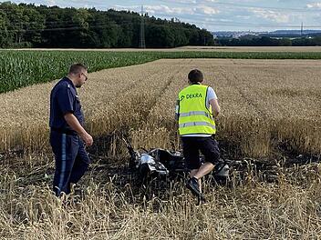 T&ouml;dlicher Unfall: Auto und Motorrad brennen nach Kollision aus