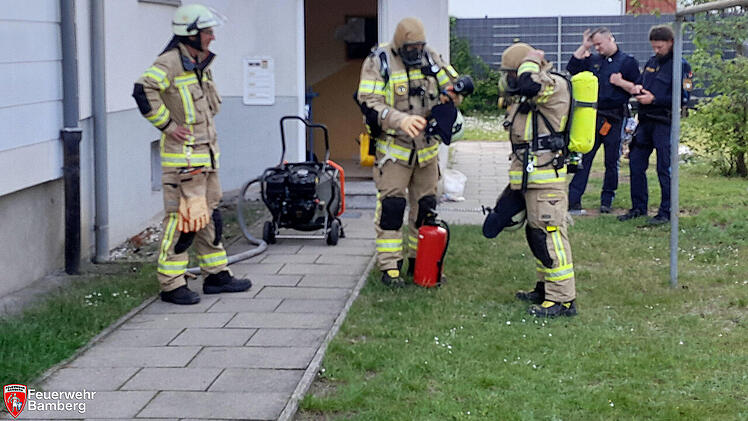 Zimmerbrand-Alarm in Bamberg - Polizei und Feuerwehr im Einsatz