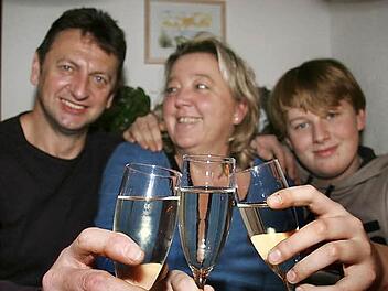 Manfred, Pia und Max Angermann aus Melkendorf mögen es an Silvester ruhig und gemütlich. Sie feiern am liebsten zu Hause oder bei Freunden. Fotos: Sonja Adam