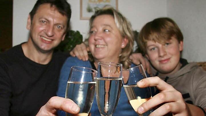 Manfred, Pia und Max Angermann aus Melkendorf mögen es an Silvester ruhig und gemütlich. Sie feiern am liebsten zu Hause oder bei Freunden. Fotos: Sonja Adam