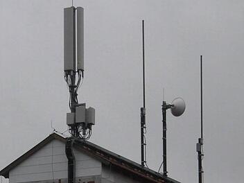 Derzeit wird der Empfang mit mehreren Mobilfunkstationen im Ebensfelder Gemeindegebiet gewährleistet. Im Kernort Ebensfeld funktioniert das von der Mobilfunkstation auf dem Lagerhaus Strohmer aus ganz gut. Doch die Bürger im Kelbachgrund, die über die Sendemast bei Peusenhof versorgt werden, haben immer wieder Störungen beim Telefonieren. Fotos: Matthias Einwag