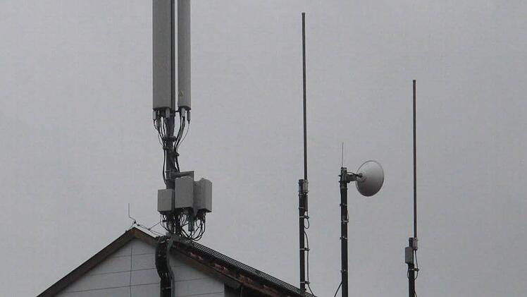 Derzeit wird der Empfang mit mehreren Mobilfunkstationen im Ebensfelder Gemeindegebiet gewährleistet. Im Kernort Ebensfeld funktioniert das von der Mobilfunkstation auf dem Lagerhaus Strohmer aus ganz gut. Doch die Bürger im Kelbachgrund, die über die Sendemast bei Peusenhof versorgt werden, haben immer wieder Störungen beim Telefonieren. Fotos: Matthias Einwag