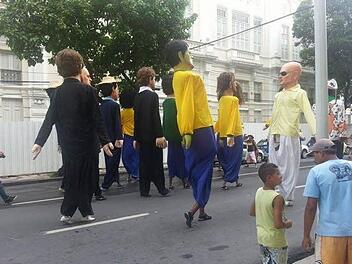 Fußballspieler in XXL - die Figuren kennt Ortloff schon aus der Hauptstadt von Bahia, Salvador.  Fotos: Frank Ortloff