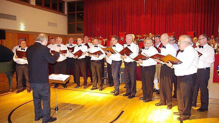 Der Männergesangvereins "Cäcilia" Steinberg bereicherte mit seinen Auftritten das Weihnachtskonzert.