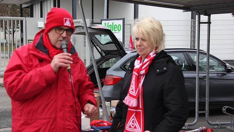 Jürgen Apfel von der IG Metall und Betriebsratsvorsitzende Gabi Ruppert von Valeo  Foto: Friedwald Schedel