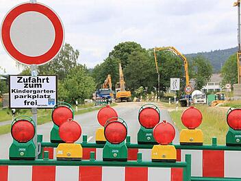 Die Köstener Straße - und somit die Kreisstraße LIF 2 - ist bis einschließlich 30. Juni und dann noch einmal vom 21. September bis 27. November total gesperrt. Grund sind der Bau eines Regenüberlaufbeckens und das Verlegen großvolumiger Kanalrohre in diesem Bereich. Die Zufahrt zum St.-Franziskus-Kindergarten ist jedoch möglich. Foto: Matthias Einwag
