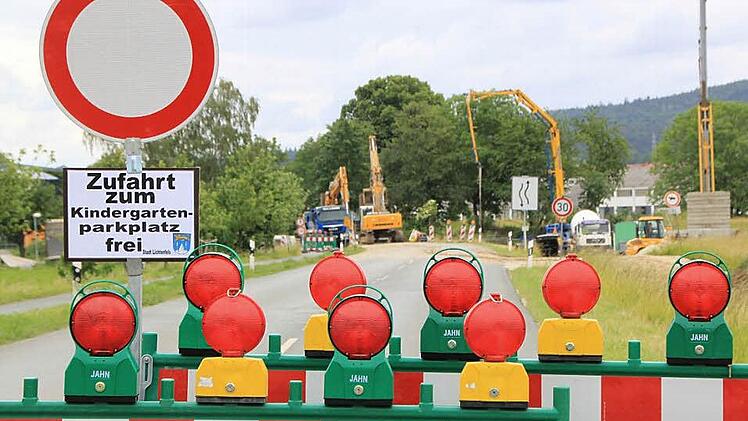 Die Köstener Straße - und somit die Kreisstraße LIF 2 - ist bis einschließlich 30. Juni und dann noch einmal vom 21. September bis 27. November total gesperrt. Grund sind der Bau eines Regenüberlaufbeckens und das Verlegen großvolumiger Kanalrohre in diesem Bereich. Die Zufahrt zum St.-Franziskus-Kindergarten ist jedoch möglich. Foto: Matthias Einwag