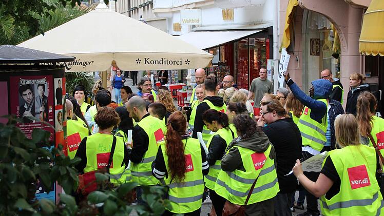 H&M Mitarbeiter protestieren in Bad Kissingen. Foto: Benedikt Borst