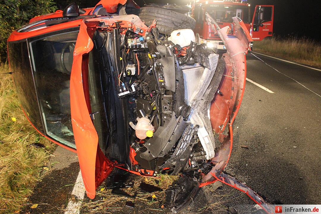 Pkw kracht in Baumgruppe und überschlägt sich bei Ödenreuth