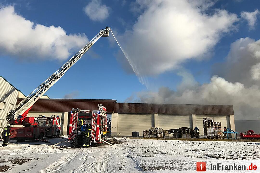 Vollbrand Lagerhalle im Nürnberger Norden