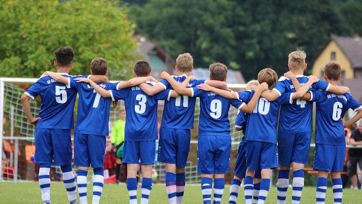 Die U13 der SG Ober-/Untererthal fiebert beim Siebenmeterschießen mit.