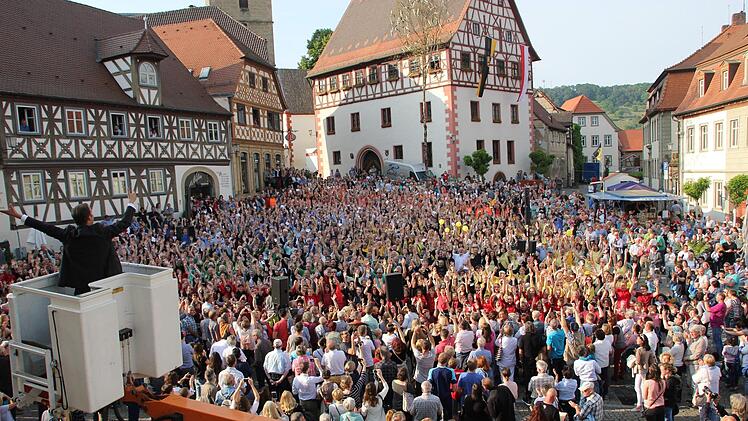 Unter großem Jubel beendete der 1000-Stimmen-Chor sein Lied, das Oliver Kunkel von einem Hubsteiger aus dirigiert hatte.  Klaus Schmitt